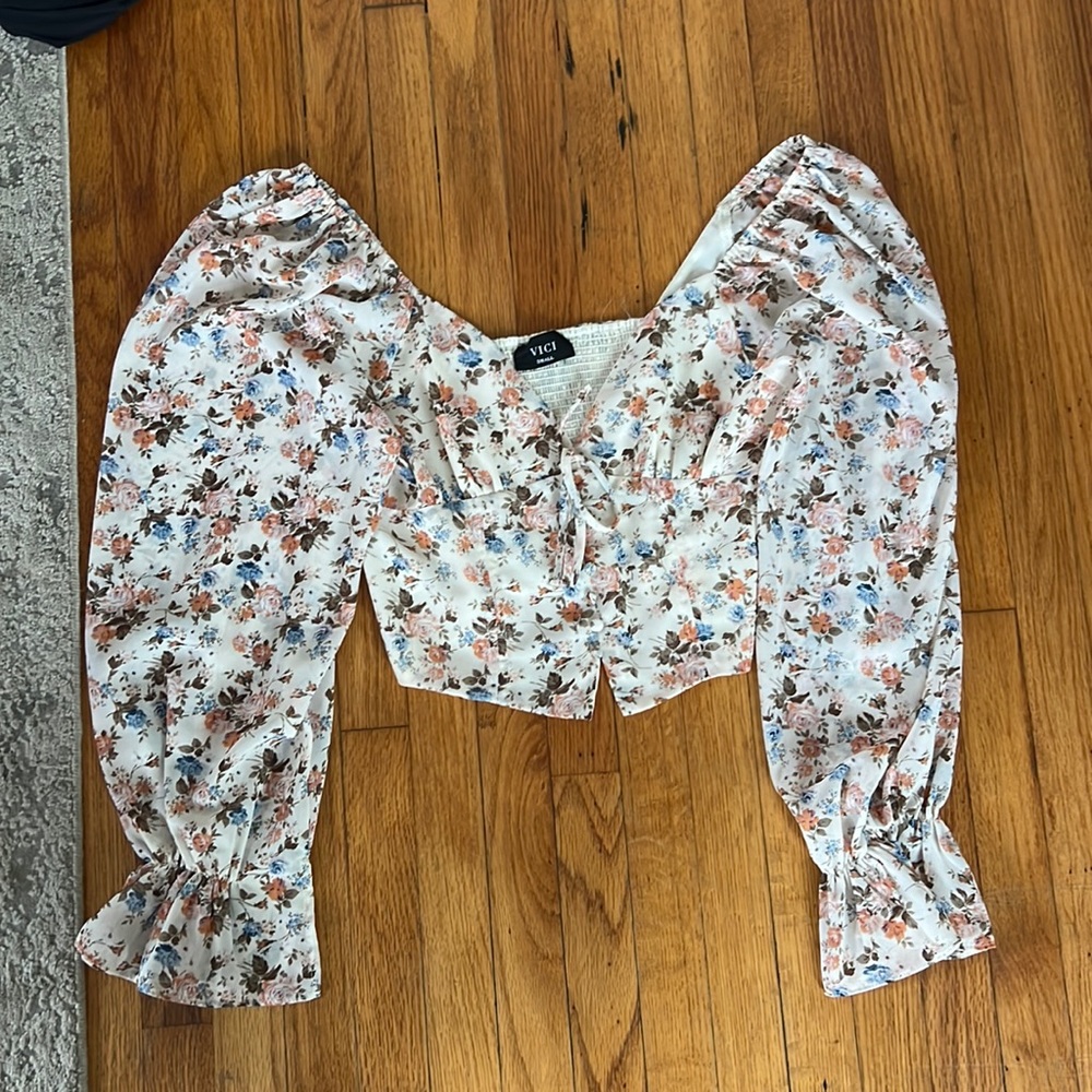Vici dolls cropped long sleeve blouse.size small.